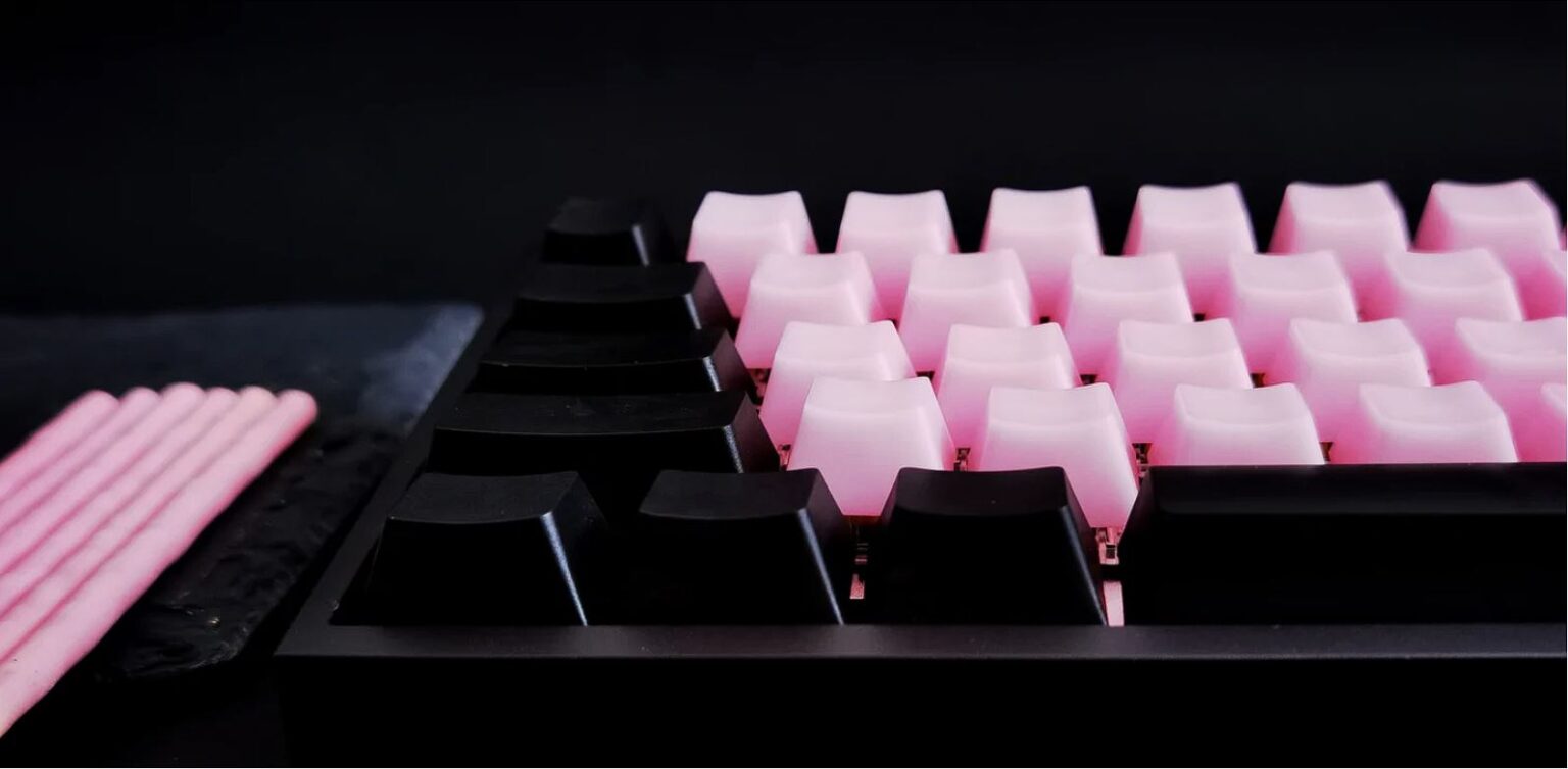 pom-keycaps-review-are-they-better-than-pbt-teksbit